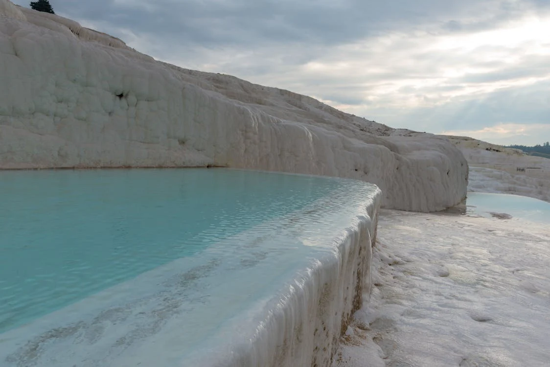 Pamukkale Travertenleri: Doğanın Mucizesi Nasıl Oluştu?
