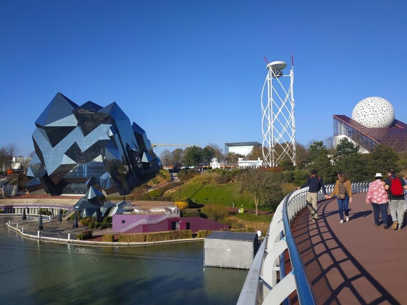 Futuroscope, Fransa'nın Poitou-Charentes bölgesinde bulunan bir tema parkıdır. 1987 yılında açılan park, Avrupa'nın en büyük tema parklarından biridir. Gelecek temalı olmasıyla dikkat çeker ve birçok heyecan verici bölüm sunar. Arthur ve Minimoys filmine dayalı bölümleri oldukça ilgi görmektedir. The Machine Infernale treni, saatte 100 kilometreye kadar hızlanmaktadır. Robotlar ve insan dansçıların dans ettiği gösteriler de çok sevilmektedir. Küçük çocuklar için özel olarak tasarlanmış Futuroscope Junior da görülmeye değerdir. Futuroscope'a Paris ve diğer Fransız şehirlerinden trenle veya otobüsle ulaşabilirsiniz. Poitiers Havaalanı, parka oldukça yakındır.