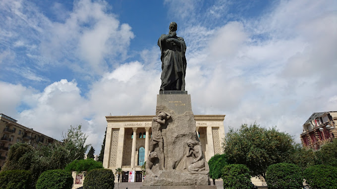 Bakü Fuzuli Heykeli