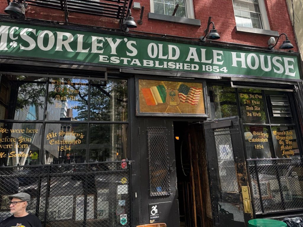 McSorley’s Old Ale House (New York): East Village’da “Eski New York”u Bir Bardakta Yaşamak