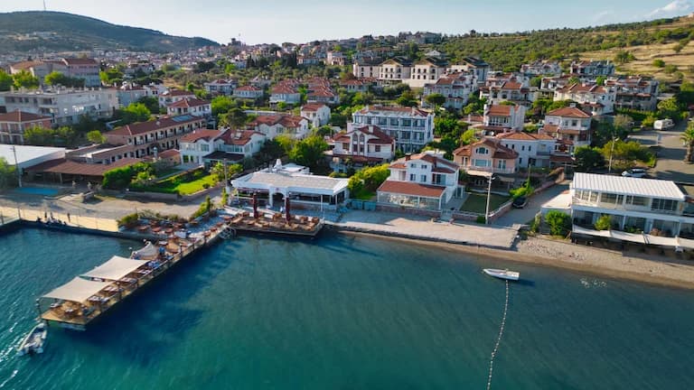 Zeytinliklerin Gölgesinden Altın Kumsallara: Kuzey Ege’de Tatil Rotası