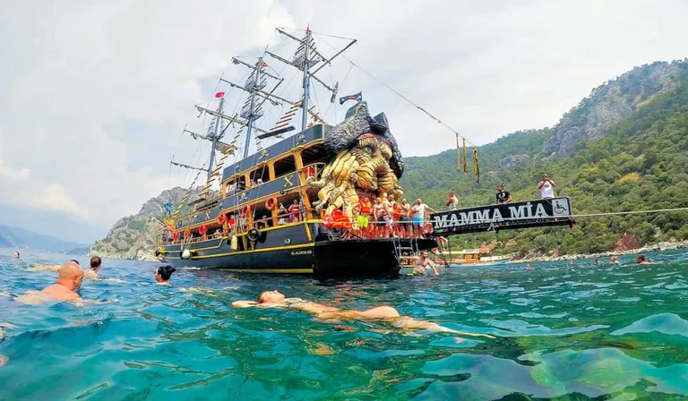 Marmaris: Ailece Korsan Gemisi Turu, Öğle Yemeği ve Otelden Araçla Alınma