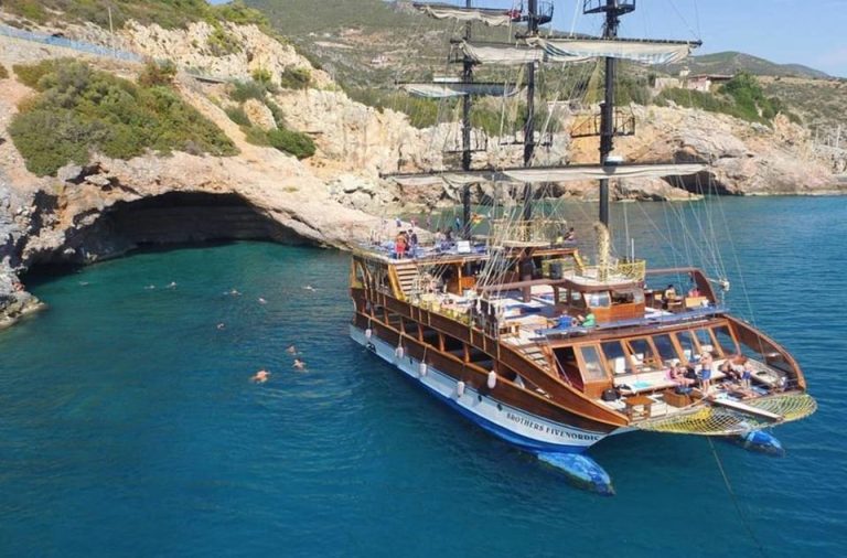 Alanya: Katamaran Tekne Turu — Şnorkel & Öğle Yemeğiyle